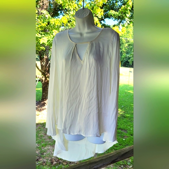 Jennifer López cream blouse - Picture 2 of 5